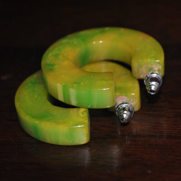 Vintage Marbled Green & Yellow Bakelite Hoop Earrings - Picture 4 of 11